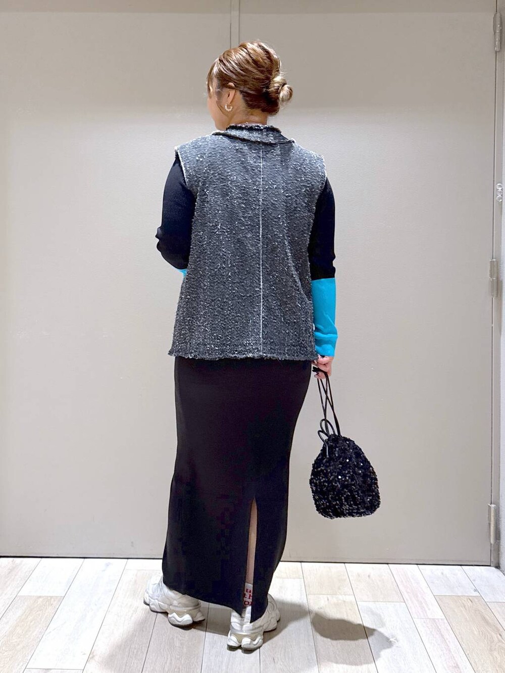 ブラック系のショルダーバッグ、ブラック系のスカート、ブラック系のニット/セーターを着用したレディースの冬コーディネートの3枚目の写真