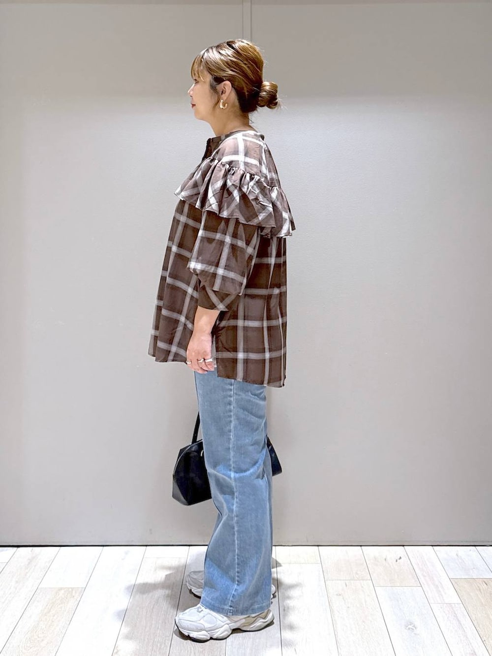 ブルー系のその他パンツ、ブラック系のボストンバッグ、ブラウン系のマタニティウェア/グッズを着用したレディースの秋コーディネートの4枚目の写真