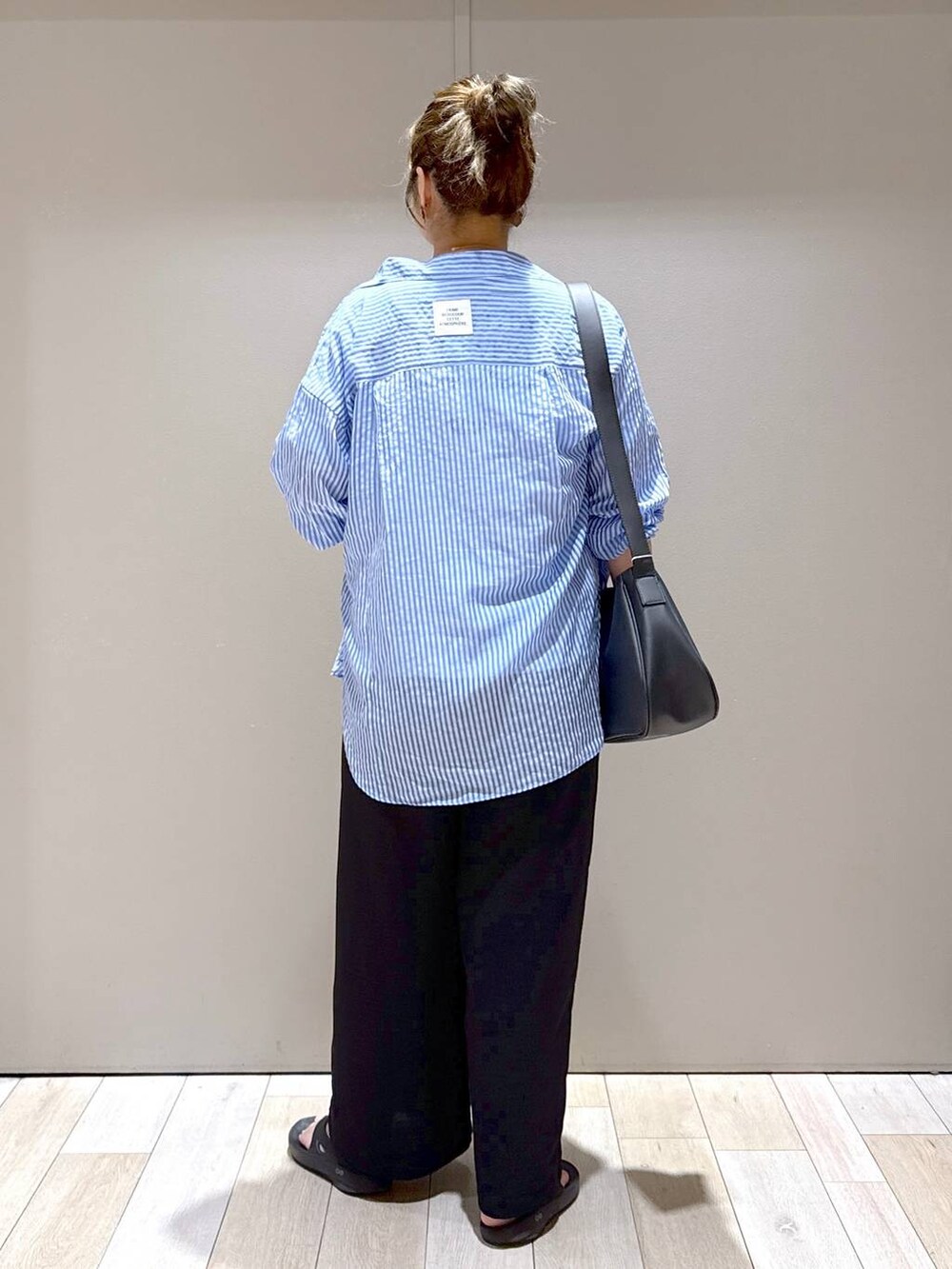 ブラック系のその他パンツ、ブラック系のショルダーバッグ、ブラック系のサンダルを着用したレディースの夏コーディネートの3枚目の写真