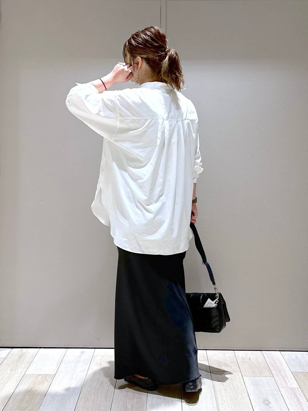 ブラック系のショルダーバッグ、ブラック系のパンプス、ブラック系のスカートを着用したレディースの春コーディネートの4枚目の写真