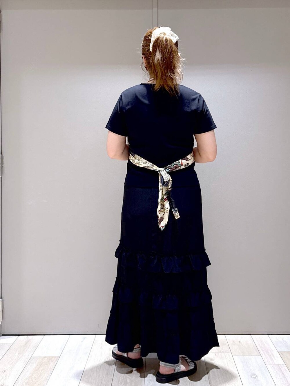 「体型カバー、着痩せ・細見え、高身長、休日コーデ、楽ちんコーデ、きれいめカジュアル_LEPSIM、ベーシック/シンプル、きれいめ、旅行、バッグ、LEPSIM、高身長_LEPSIM、ぽっちゃり_LEPSIM」|「LEPSIMの3連ボールネックレス 287544(ネックレス、シルバー系)」を使った、たかみなさん(レディース・166cm)の夏コーディネートの3枚目の写真