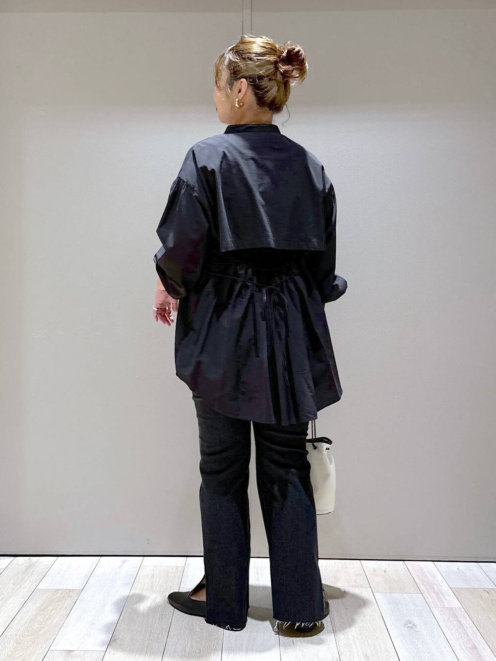 ブラック系のパンプス、ブラック系のデニムパンツ、ブラック系のシャツ/ブラウスを着用したレディースの秋コーディネートの3枚目の写真