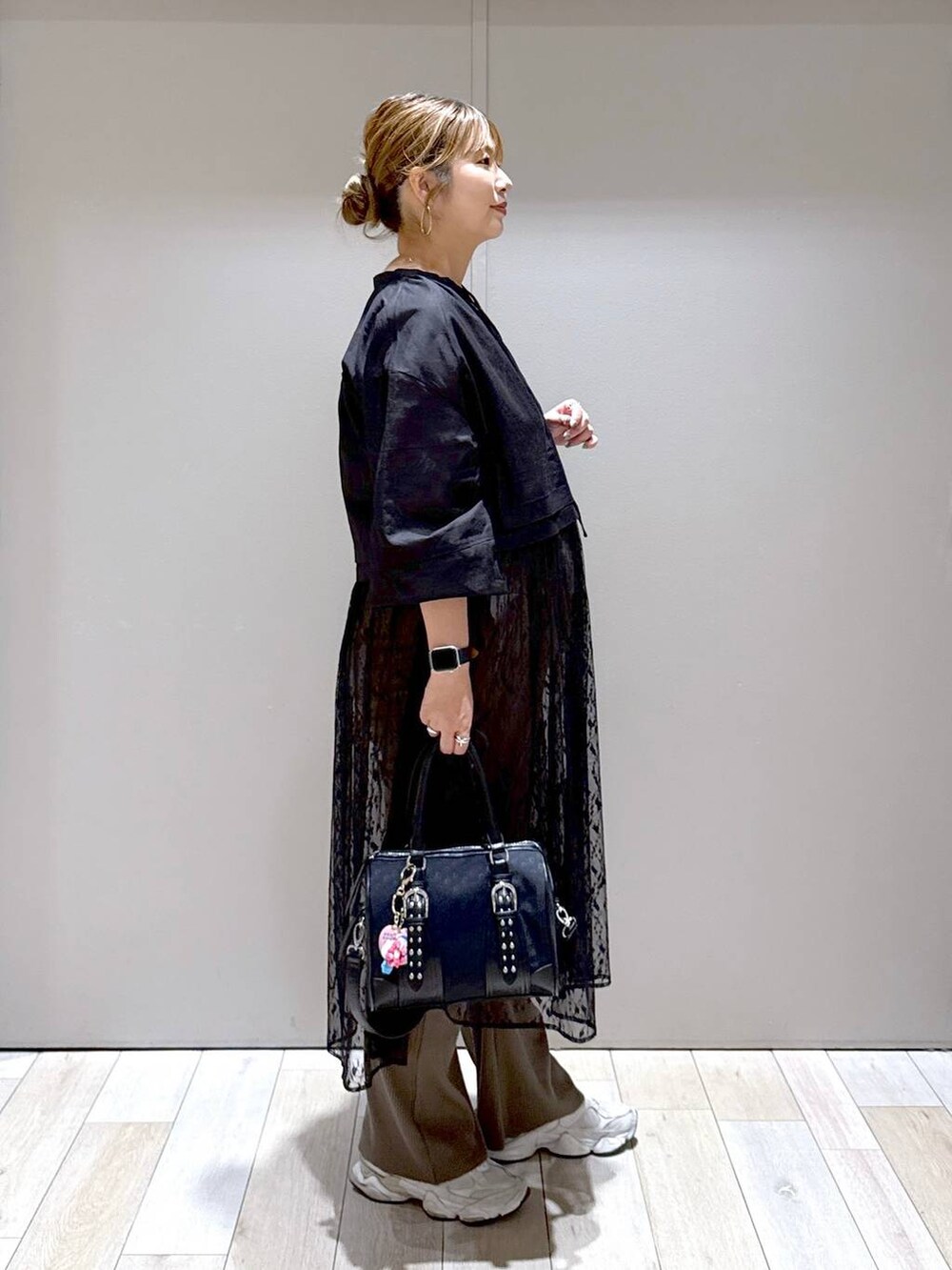 ブラック系のボストンバッグ、ブラック系のマタニティウェア/グッズを着用したレディースの秋コーディネートの2枚目の写真