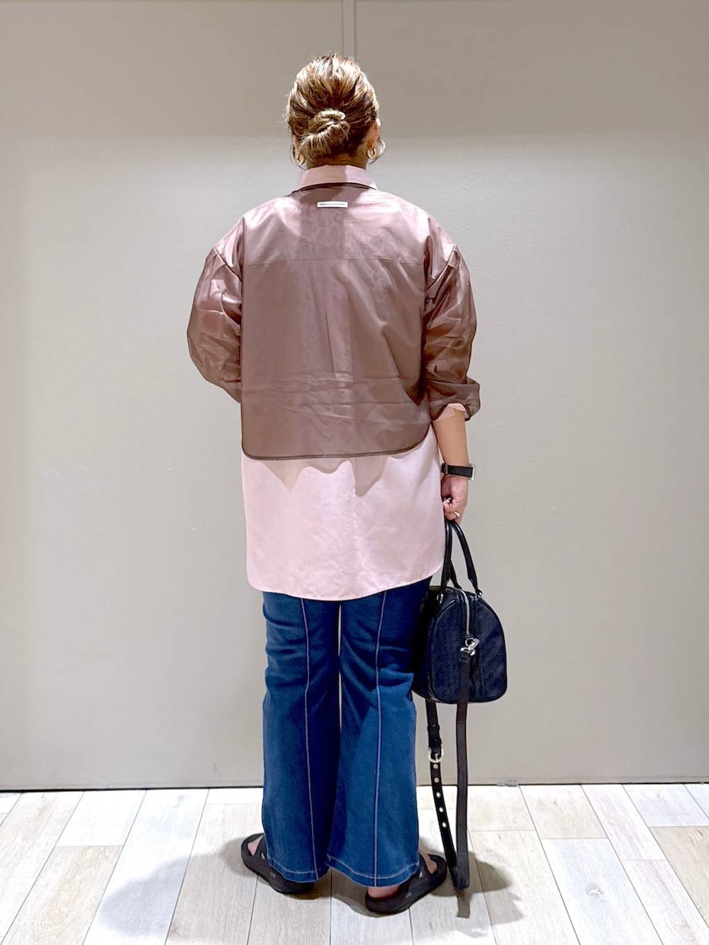 ピンク系のシャツ/ブラウス、ブルー系のその他パンツ、ブラック系のボストンバッグを着用したレディースの夏コーディネートの3枚目の写真