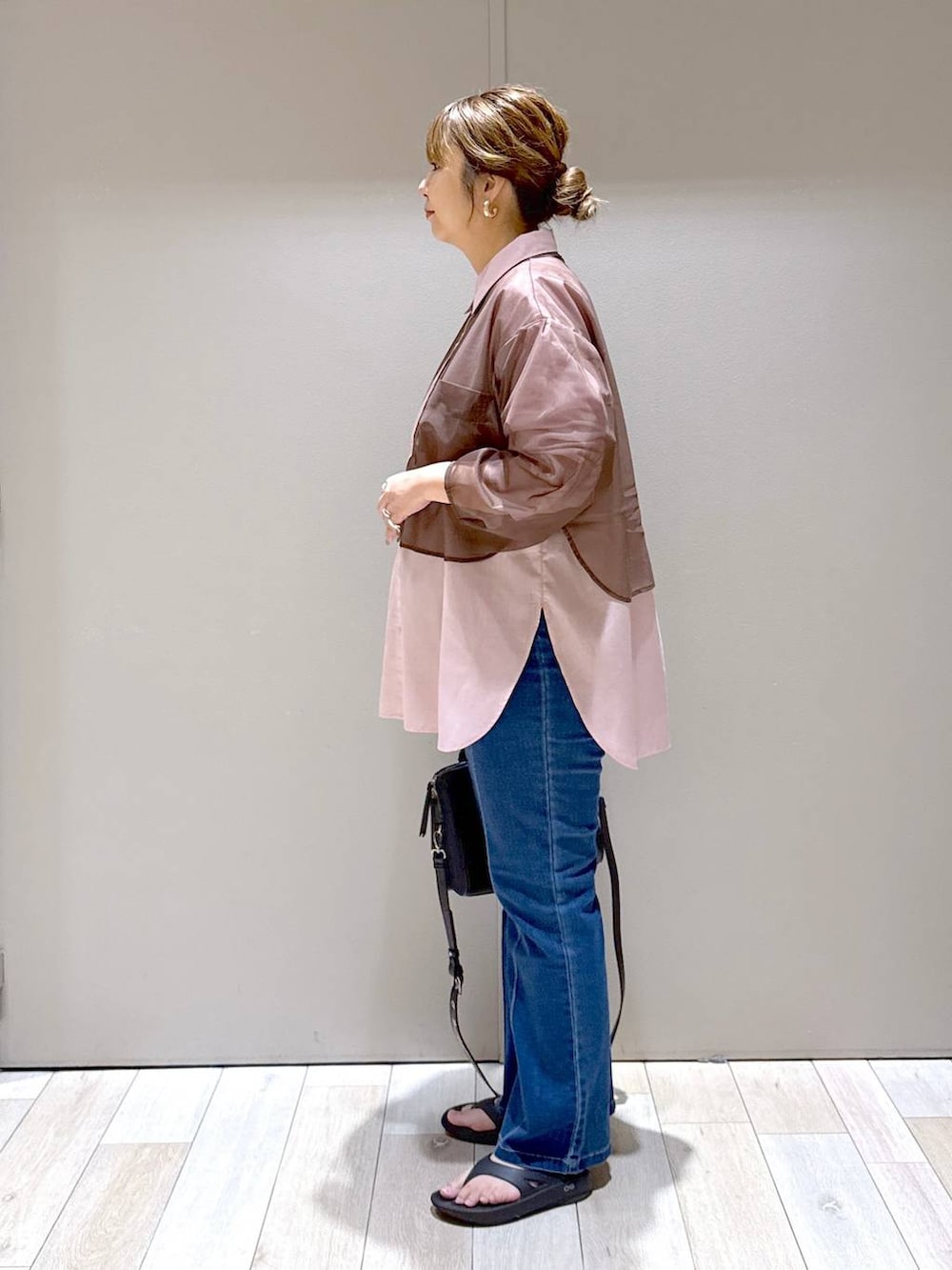 ピンク系のシャツ/ブラウス、ブルー系のその他パンツ、ブラック系のボストンバッグを着用したレディースの夏コーディネートの4枚目の写真