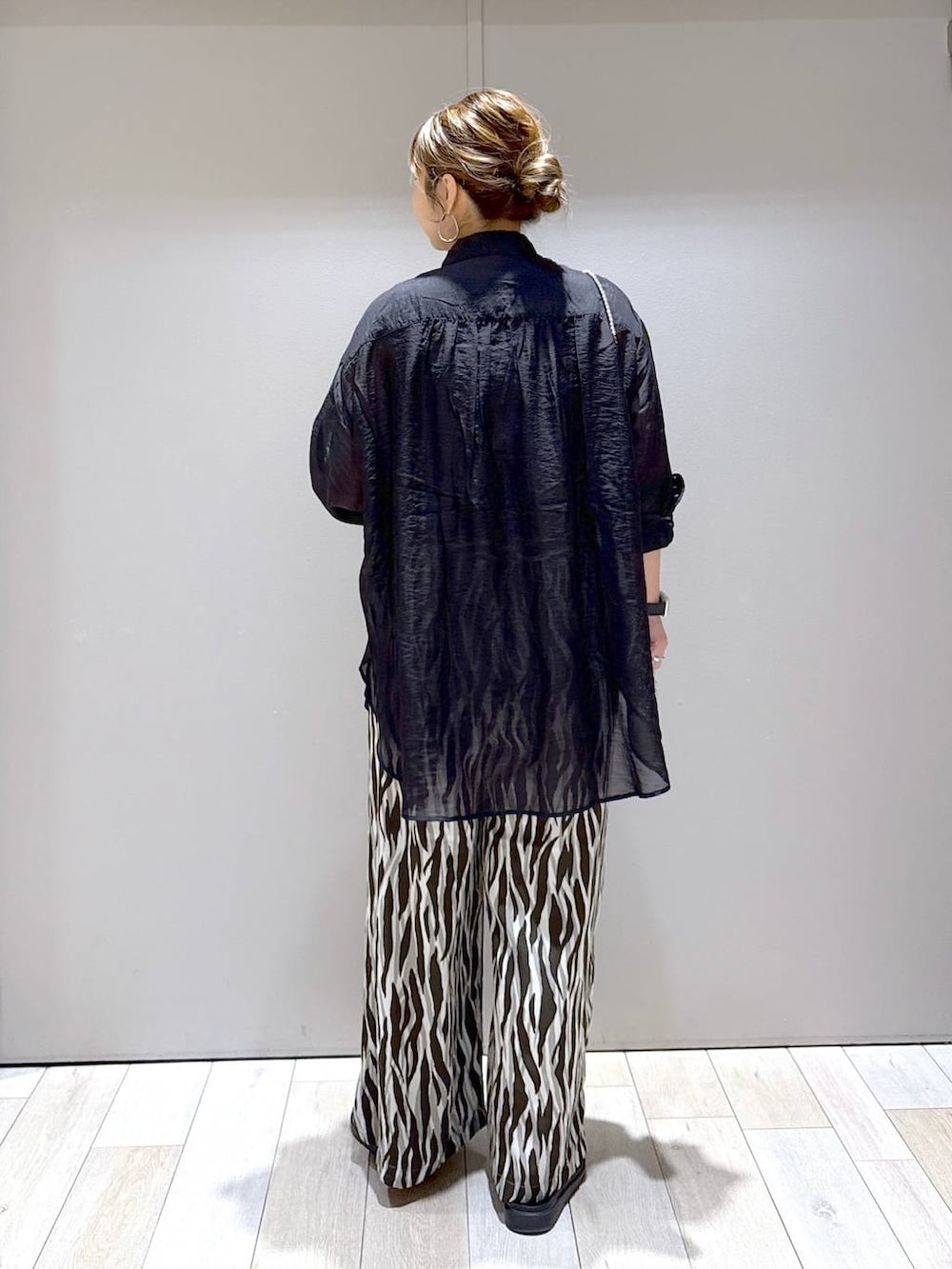 ブラック系のサンダル、シルバー系のショルダーバッグ、ブラック系のシャツ/ブラウスを着用したレディースの夏コーディネートの3枚目の写真