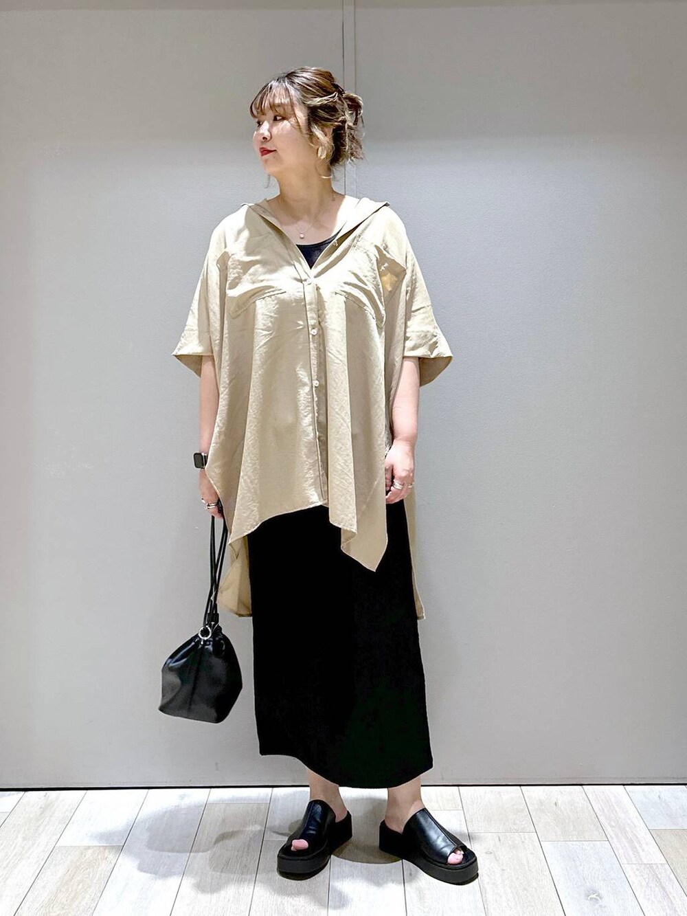 「バッグ、LEPSIM、体型カバー、着痩せ・細見え、高身長、休日コーデ、楽ちんコーデ、きれいめカジュアル_LEPSIM、ベーシック/シンプル、きれいめ、旅行」｜「LEPSIMのフェイクレザーミニ巾着　105144（ショルダーバッグ、ブラック系）」を使った、たかみなさん（レディース・166cm）の春コーディネートの5枚目の写真