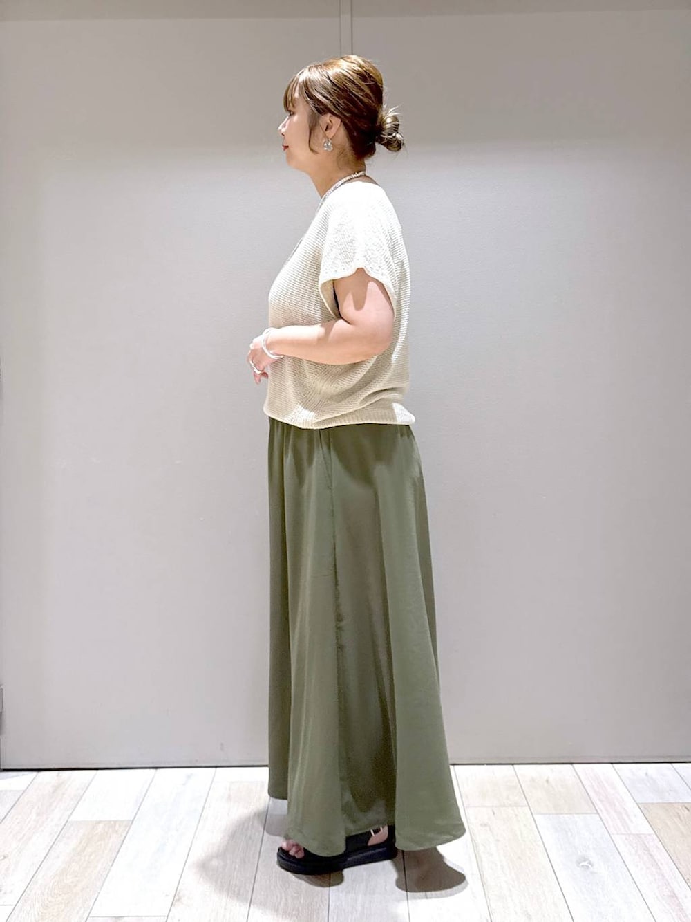 グリーン系のその他パンツ、ホワイト系のニット/セーター、ブラック系のサンダルを着用したレディースの夏コーディネートの4枚目の写真