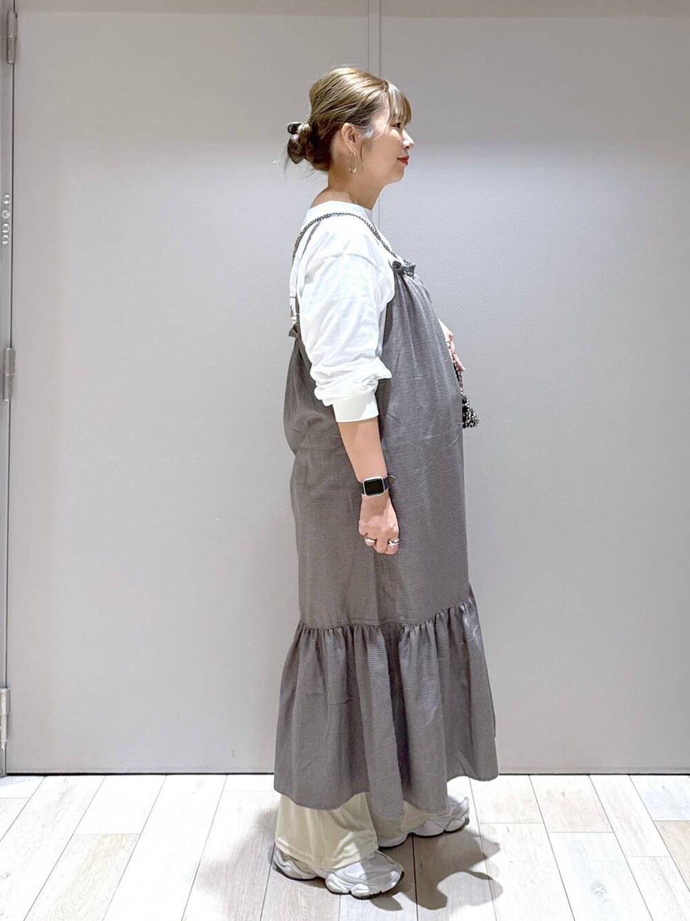 ブラック系のショルダーバッグ、ホワイト系のその他パンツ、ブラウン系のマタニティウェア/グッズを着用したレディースの秋コーディネートの2枚目の写真