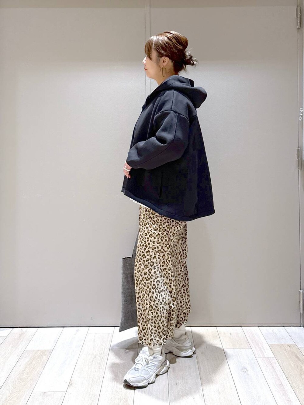 シルバー系のトートバッグ、ブラック系のブルゾン、その他のスカートを着用したレディースの冬コーディネートの4枚目の写真