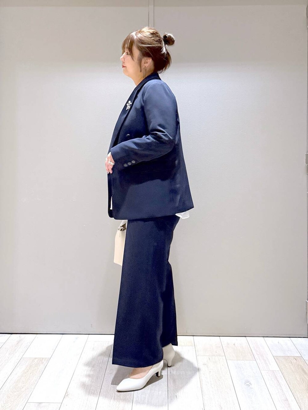 「体型カバー、着痩せ・細見え、高身長、休日コーデ、楽ちんコーデ、きれいめカジュアル_LEPSIM、ベーシック/シンプル、きれいめ、旅行、バッグ、LEPSIM」|「LEPSIMの【入卒式/セレモニー】Wクロスストレッチワイドパンツ 207775(スーツパンツ、ブルー系)」を使った、たかみなさん(レディース・166cm)の冬コーディネートの4枚目の写真