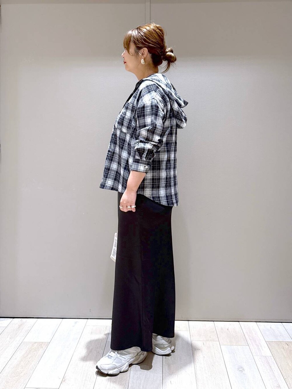 ブラック系のスカート、ブラック系のシャツ/ブラウスを着用したレディースの春コーディネートの4枚目の写真