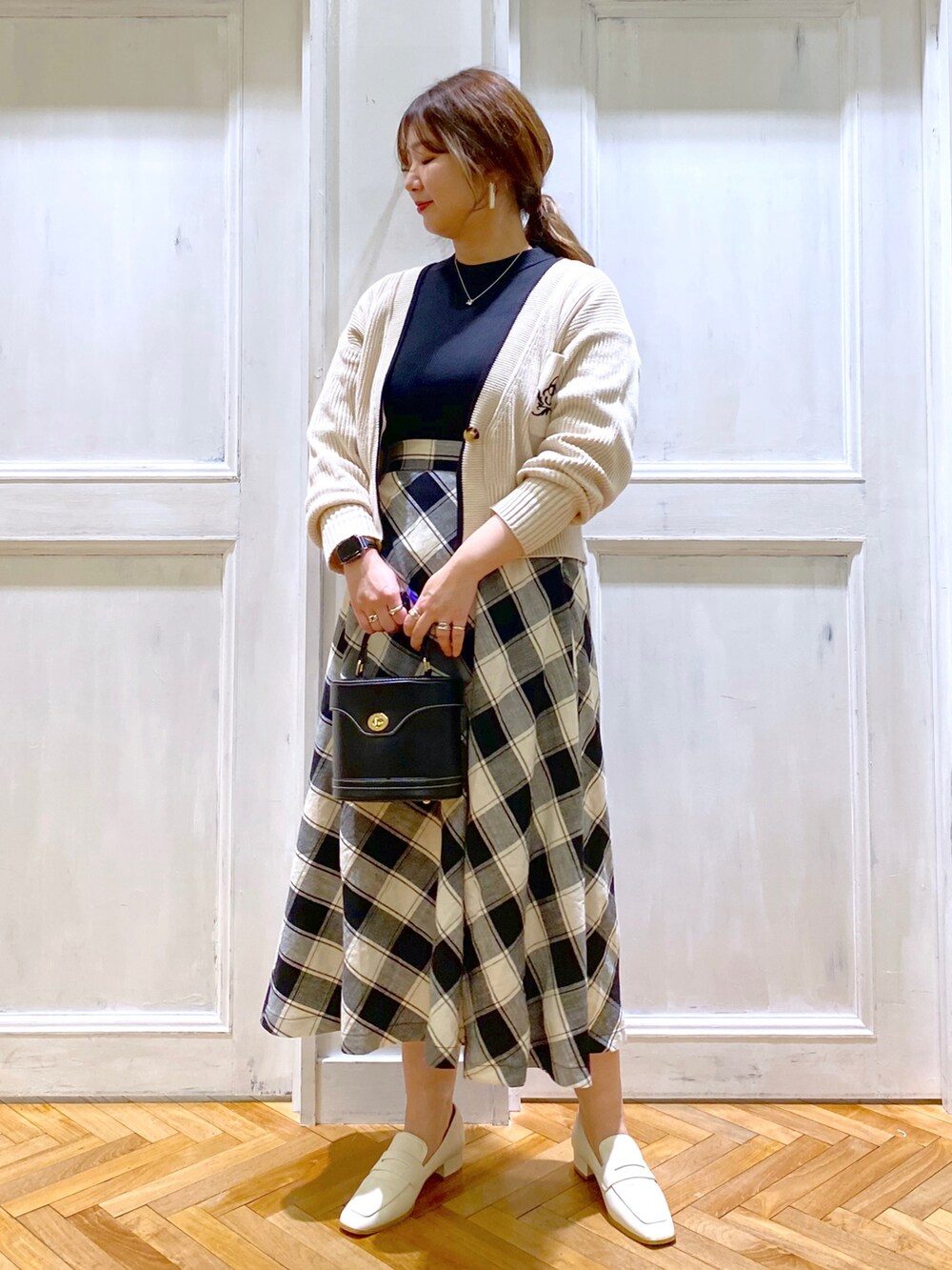 「春服みてみて、カーディガン、春コーデ、ローファー、春ニット、大人カジュアル、チェック柄、ロングワンピース、バニティバッグ、プレッピー、スクエアトゥ、andemiu、休日コーデ、新作、きれいめカジュアル」｜「Andemiuのステッチバニティバッグ274306（ショルダーバッグ、ブラック系）」を使った、たかみなさん（レディース・166cm）の春コーディネートの5枚目の写真