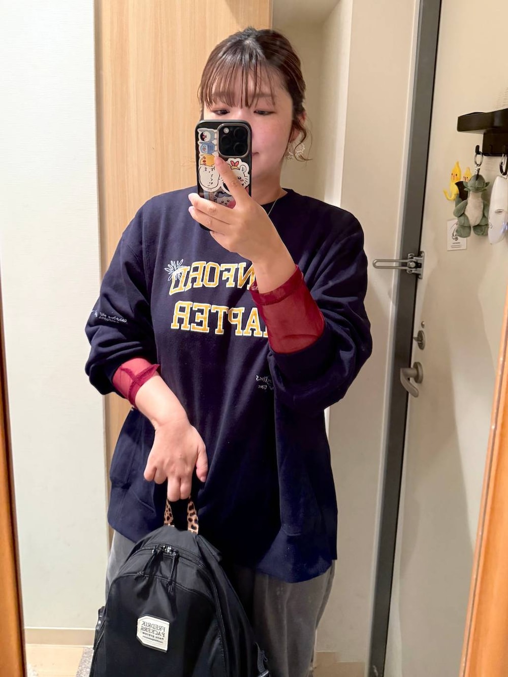 レッド系のTシャツ/カットソー、ブルー系のカバーオールを着用したレディースの秋コーディネートの2枚目の写真