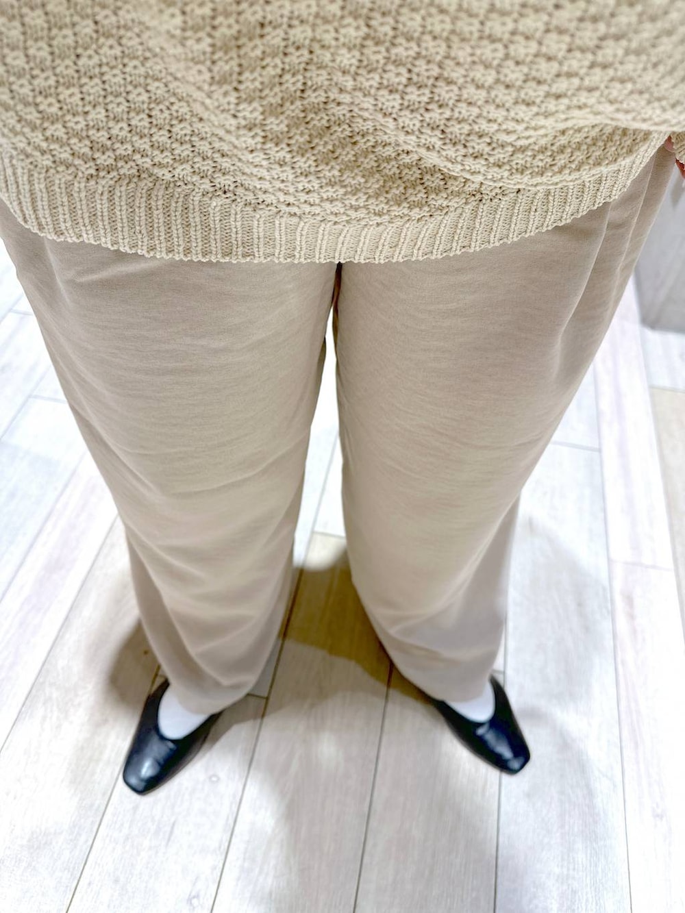 ベージュ系のその他パンツ、ブラック系のパンプス、ホワイト系のニット/セーターを着用したレディースの春コーディネートの4枚目の写真