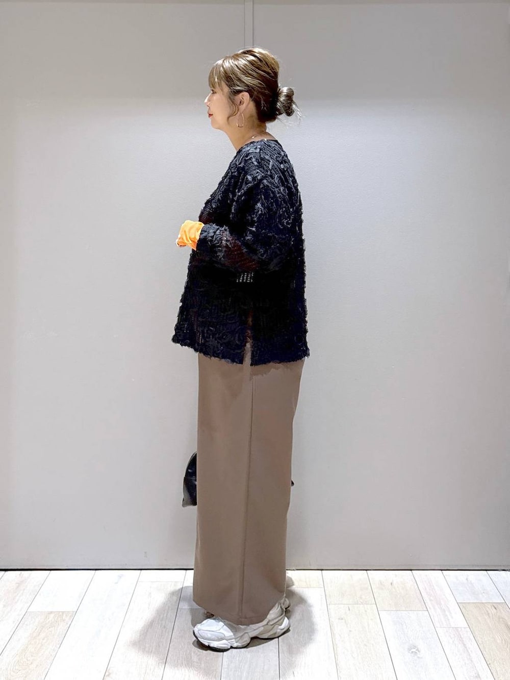 オレンジ系のTシャツ/カットソー、ブラック系のTシャツ/カットソー、ブラウン系のその他パンツを着用したレディースの秋コーディネートの4枚目の写真