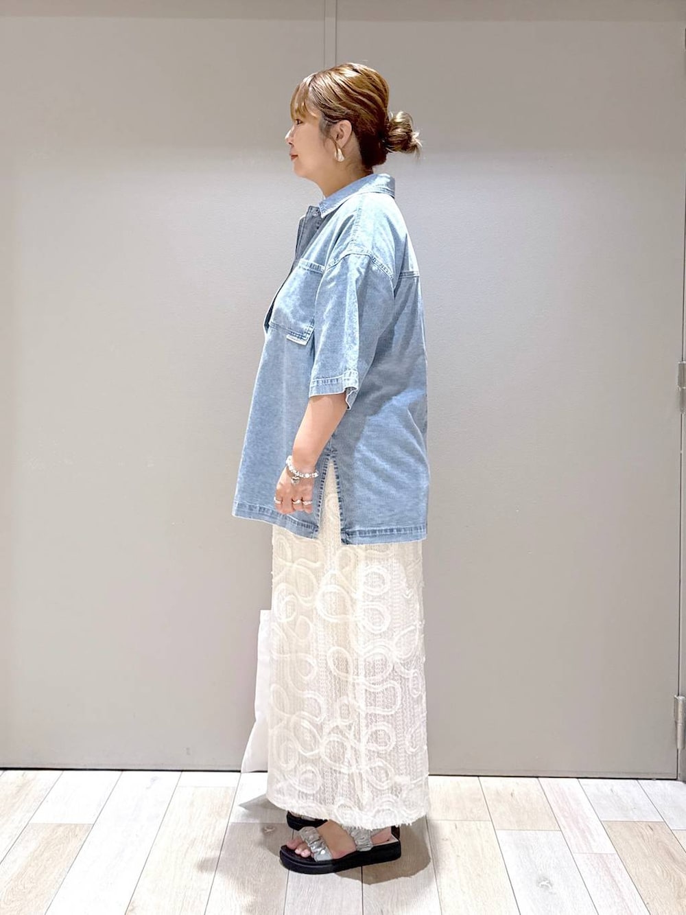 ブルー系のシャツ/ブラウス、レッド系のTシャツ/カットソー、シルバー系のサンダルを着用したレディースの夏コーディネートの4枚目の写真