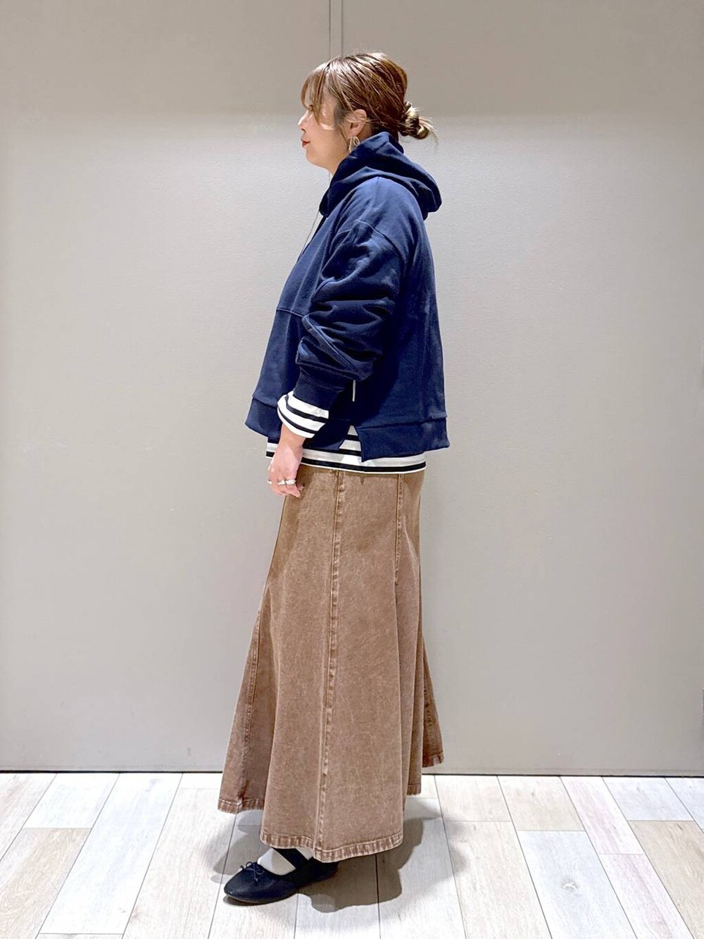 ブラック系のパンプス、ブルー系のTシャツ/カットソー、ブルー系のパーカーを着用したレディースの冬コーディネートの4枚目の写真