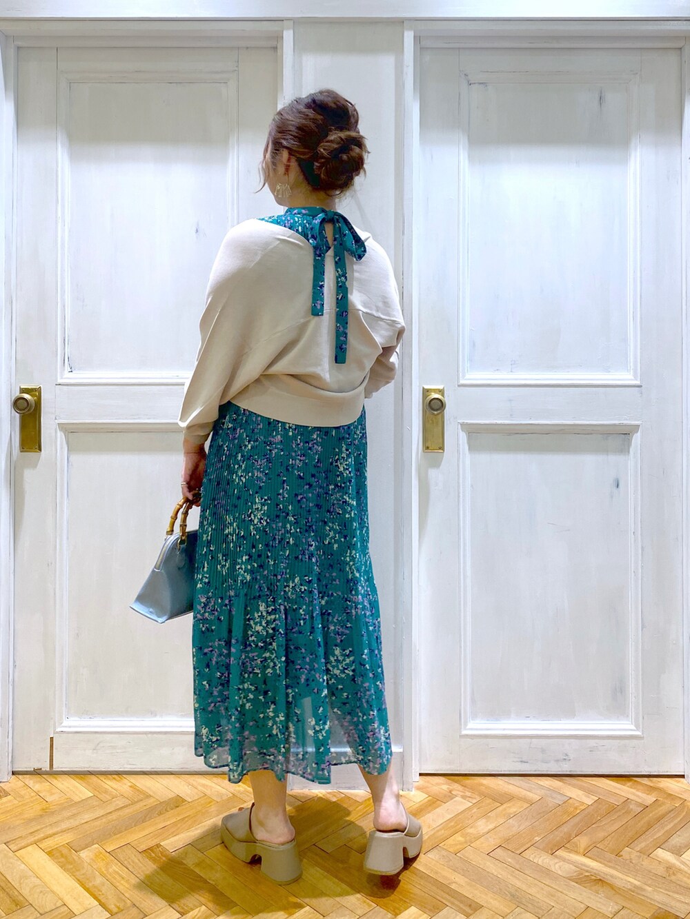 グレー系のワンピース、グレー系のカーディガン/ボレロ、ブルー系のバッグを着用したレディースの夏コーディネートの3枚目の写真