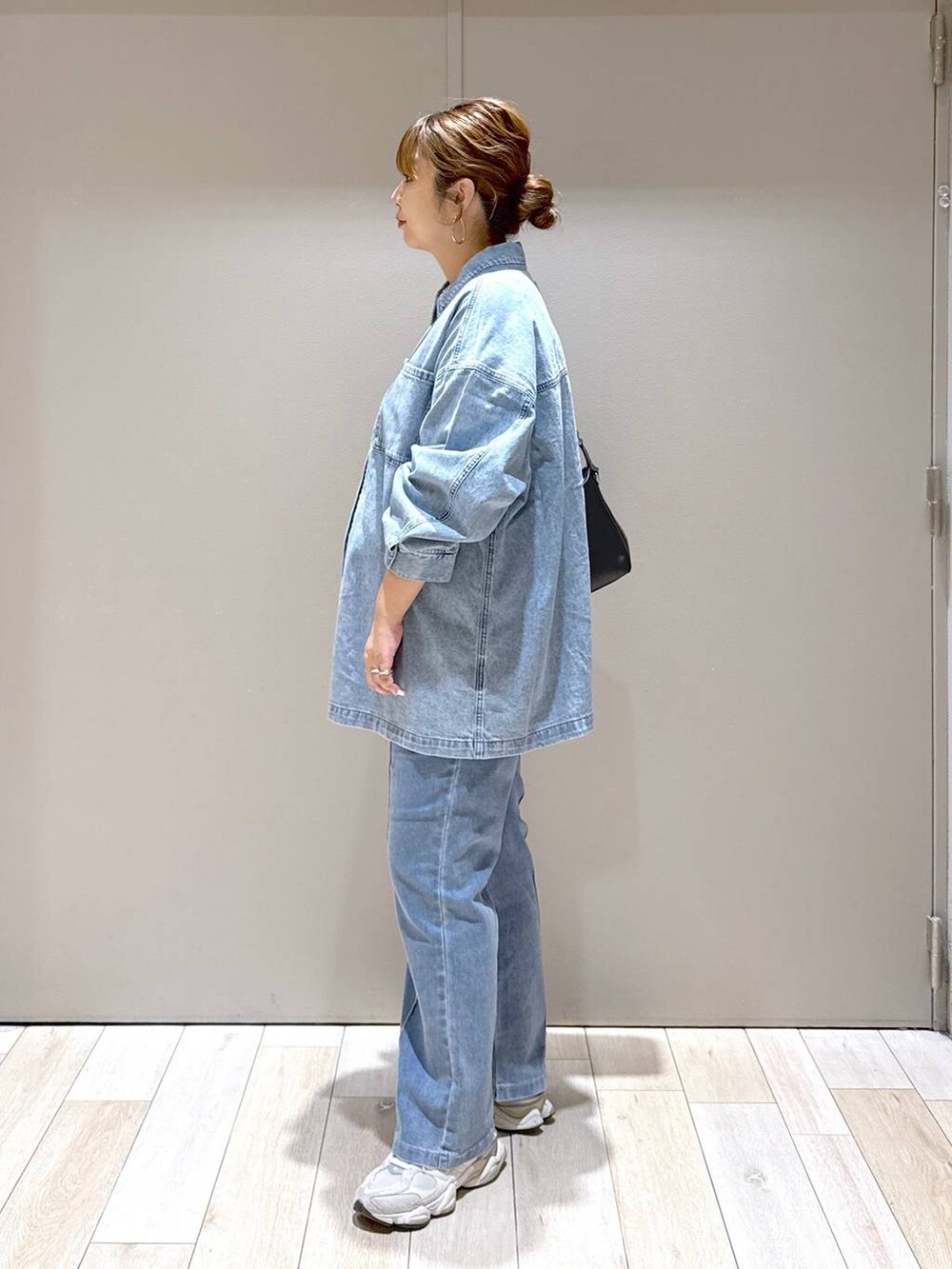 ブラック系のショルダーバッグ、ブルー系のシャツ/ブラウスを着用したレディースの秋コーディネートの3枚目の写真