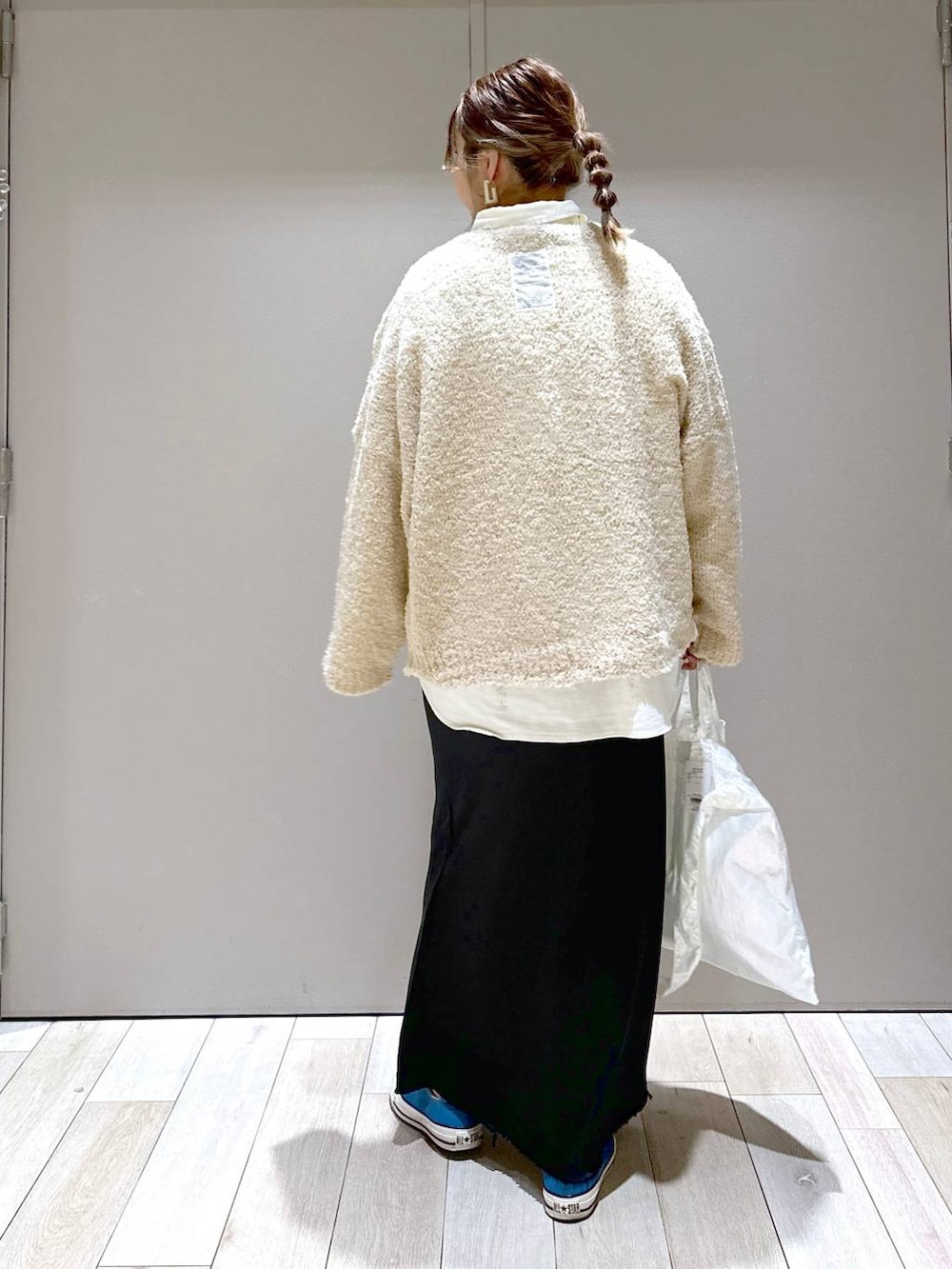 ブラック系のスカート、ホワイト系のシャツ/ブラウス、ホワイト系のトートバッグを着用したレディースの冬コーディネートの3枚目の写真