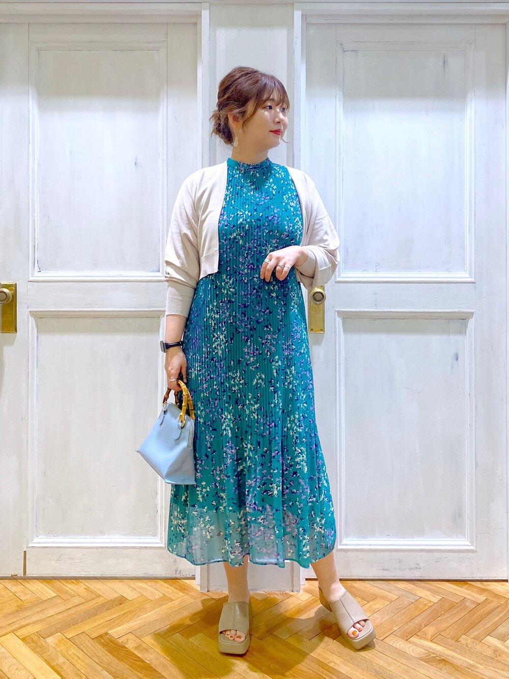 グレー系のワンピース、グレー系のカーディガン/ボレロ、ブルー系のバッグを着用したレディースの夏コーディネートの2枚目の写真