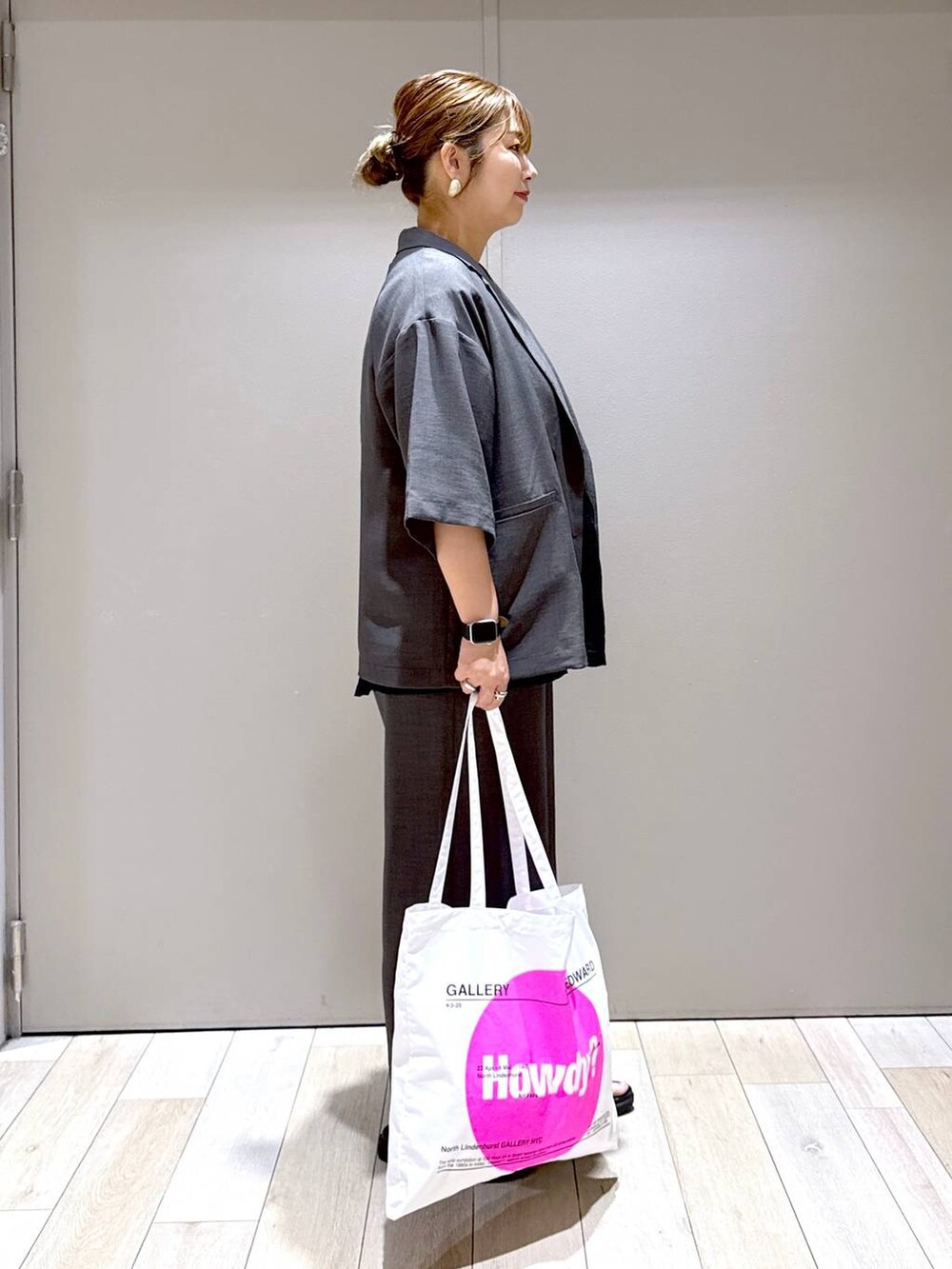 グレー系のテーラードジャケット、ブラック系のサンダル、グレー系のその他パンツを着用したレディースの夏コーディネートの2枚目の写真