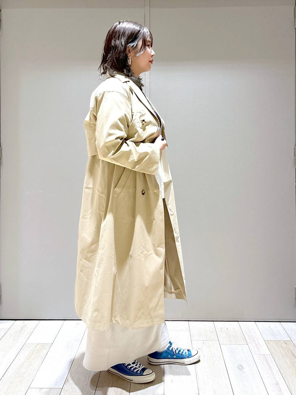 「体型カバー、着痩せ・細見え、高身長、休日コーデ、楽ちんコーデ、きれいめカジュアル_LEPSIM、ベーシック/シンプル、きれいめ、旅行、バッグ、LEPSIM」｜「LEPSIMのフェザーMIXショートベスト　100954（ベスト、ホワイト系）」を使った、たかみなさん（レディース・166cm）の冬コーディネートの2枚目の写真