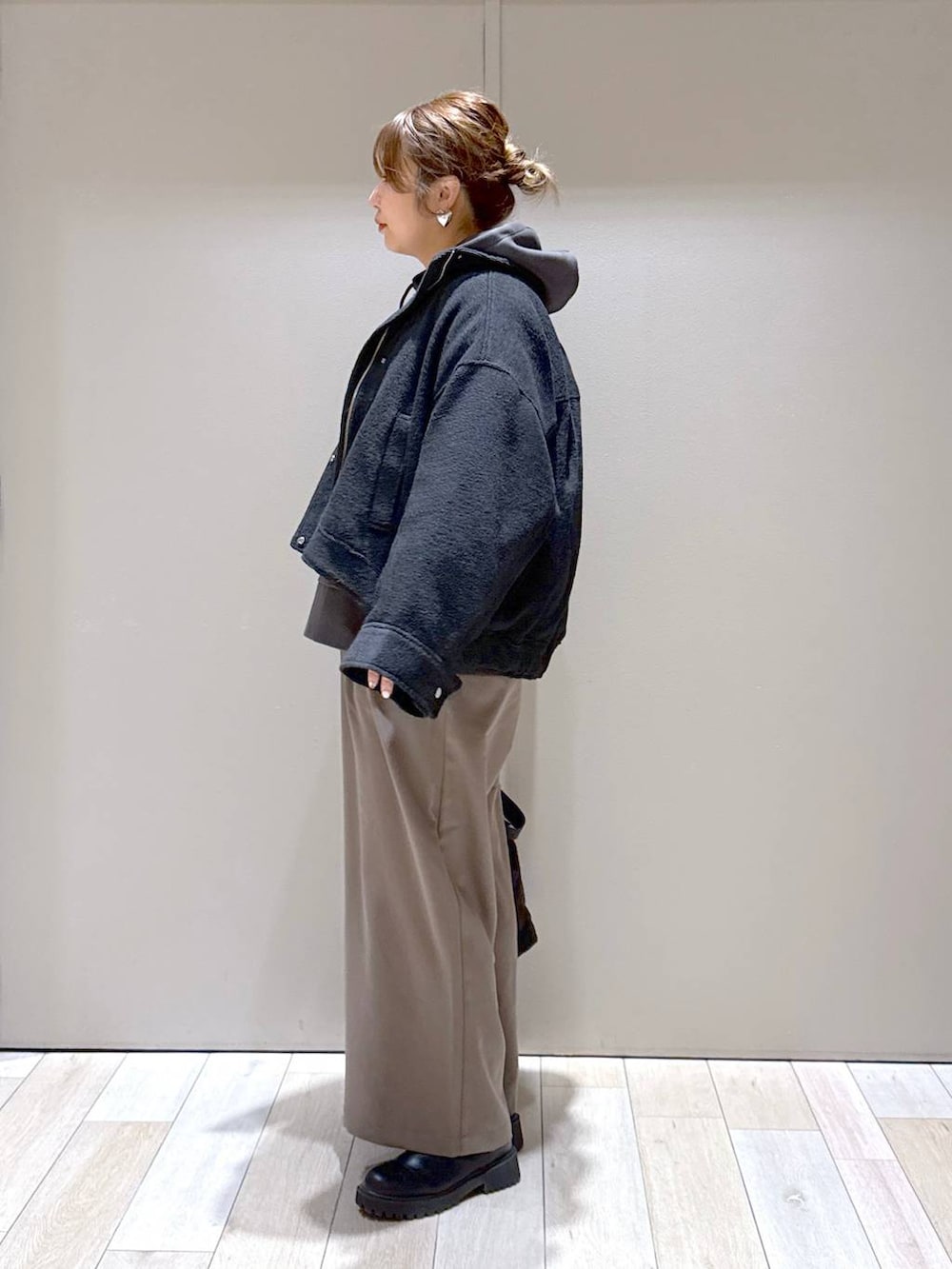 ブラック系のショルダーバッグ、ブラック系のブルゾン、ブラウン系のその他パンツを着用したレディースの冬コーディネートの4枚目の写真