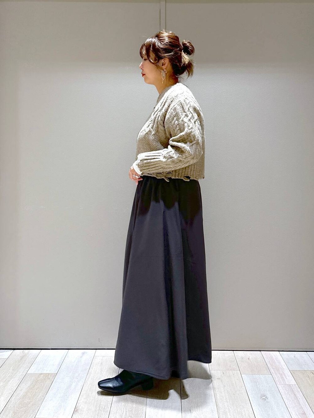 グレー系のその他パンツ、ホワイト系のTシャツ/カットソー、ブラック系のブーツを着用したレディースの秋コーディネートの2枚目の写真