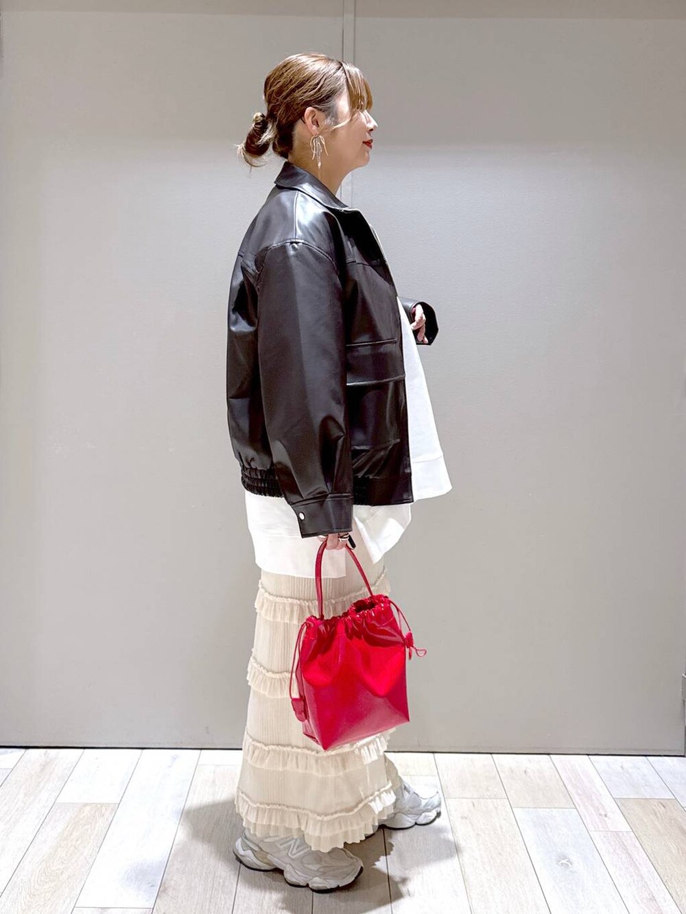 ブラウン系のブルゾン、レッド系のショルダーバッグ、グレー系のマタニティウェア/グッズを着用したレディースの冬コーディネートの2枚目の写真