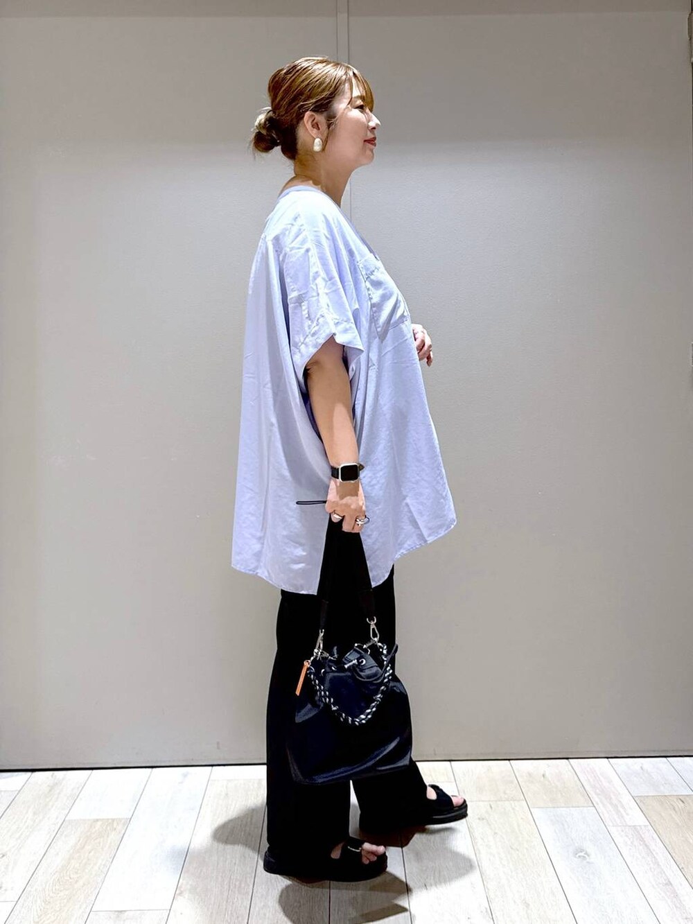 ブラック系のサンダル、ブラック系のその他パンツ、ブラック系のショルダーバッグを着用したレディースの夏コーディネートの2枚目の写真