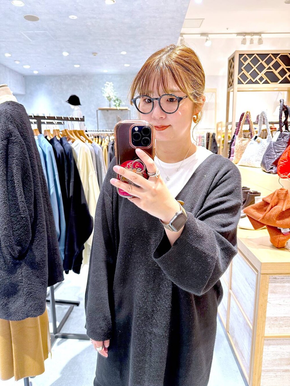 ブラック系のその他パンツ、ホワイト系のTシャツ/カットソー、ブラック系のパンプスを着用したレディースの秋コーディネートの2枚目の写真