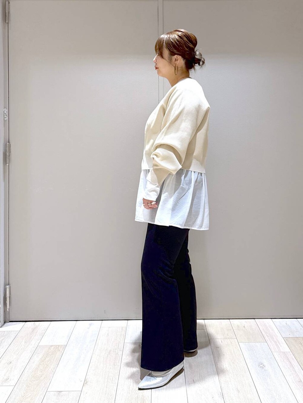 ホワイト系のTシャツ/カットソー、ブラック系のスラックス、シルバー系のパンプスを着用したレディースの春コーディネートの2枚目の写真