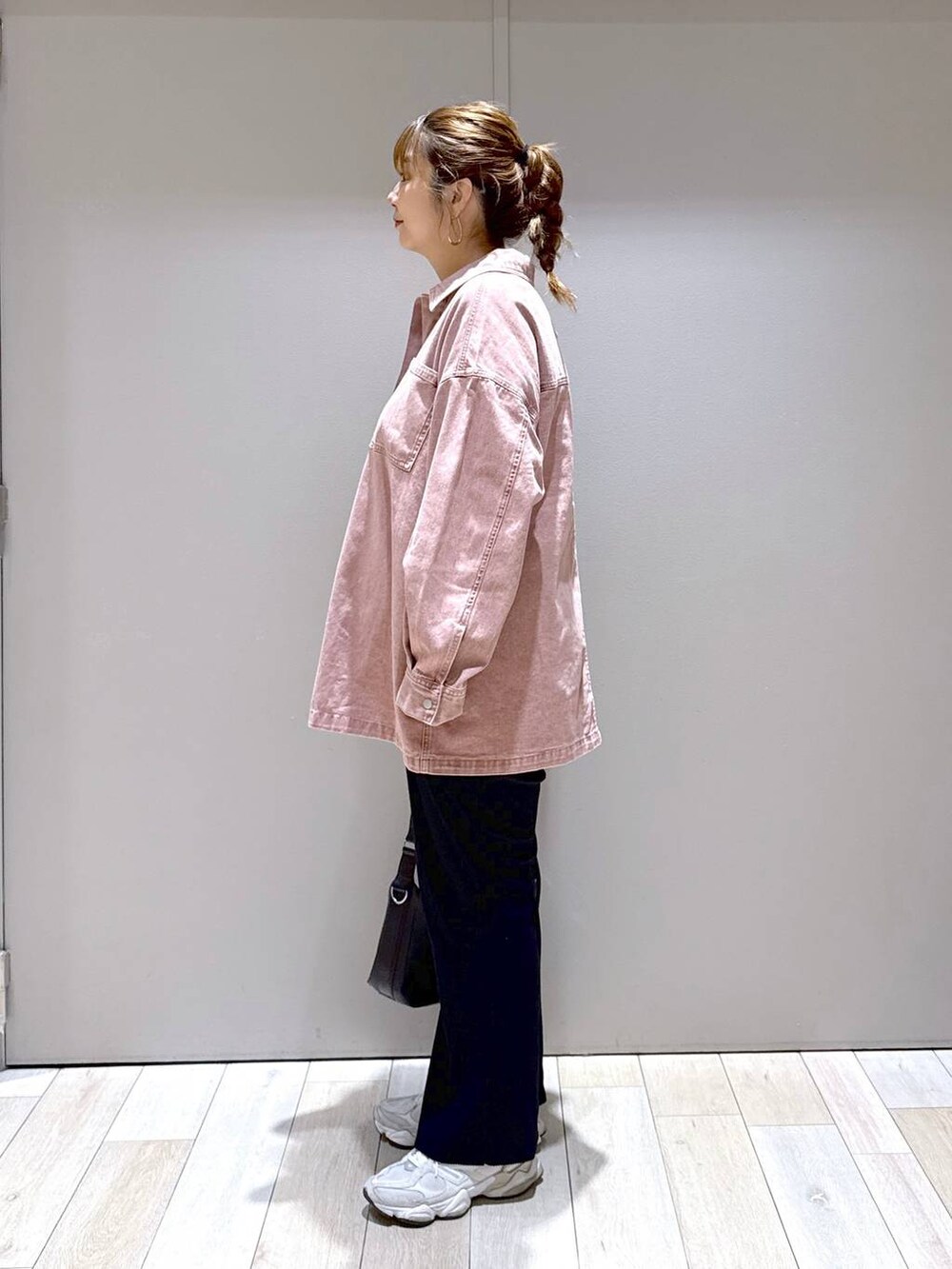 ブラック系のショルダーバッグ、ピンク系のシャツ/ブラウスを着用したレディースの夏コーディネートの4枚目の写真