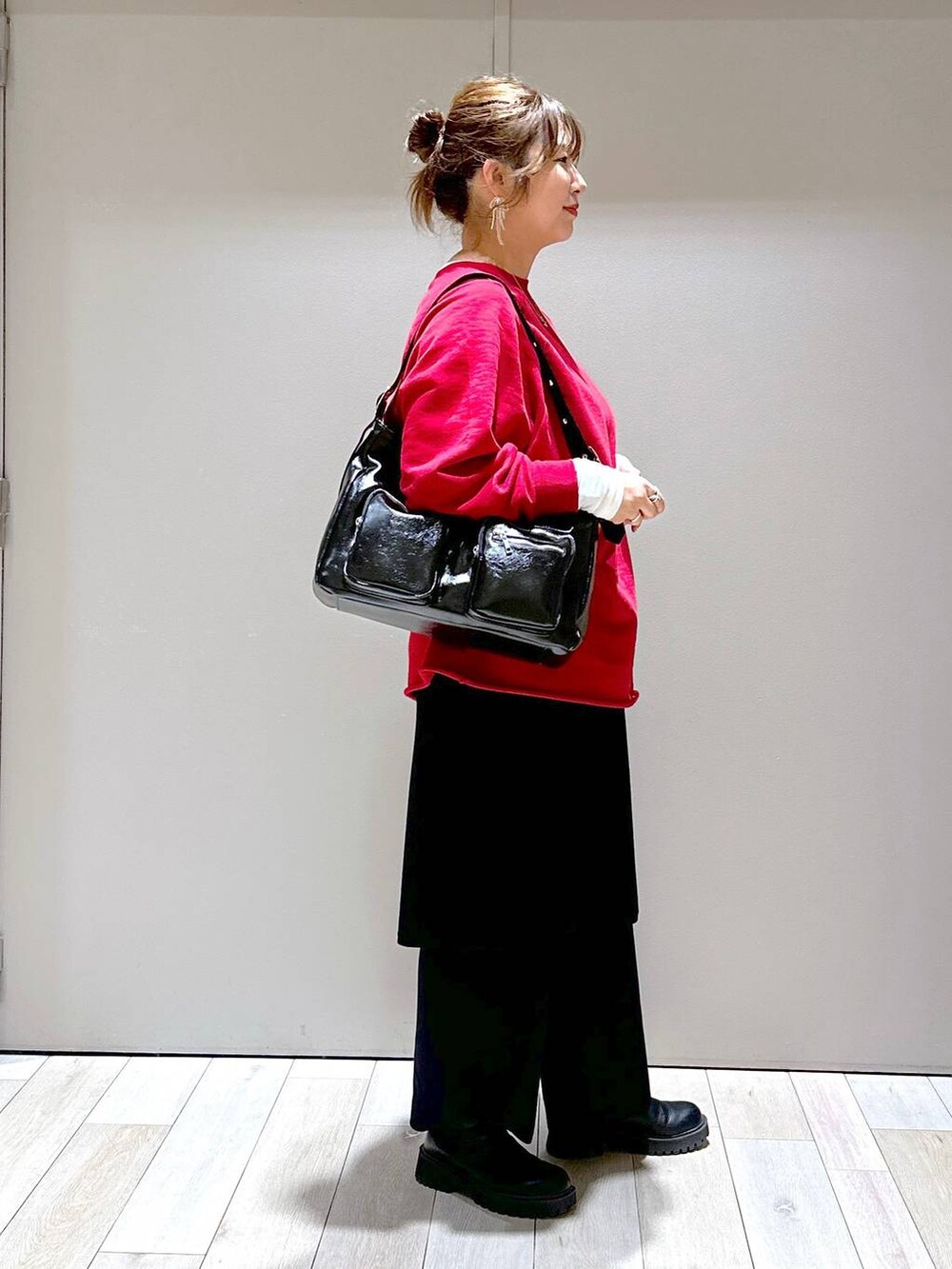 ブラック系のその他パンツ、ホワイト系のTシャツ/カットソー、ブラック系のブーツを着用したレディースの秋コーディネートの2枚目の写真