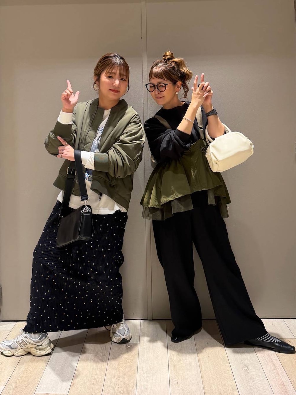 ホワイト系のTシャツ/カットソー、グリーン系のベスト、ホワイト系のショルダーバッグを着用したレディースの秋コーディネートの2枚目の写真