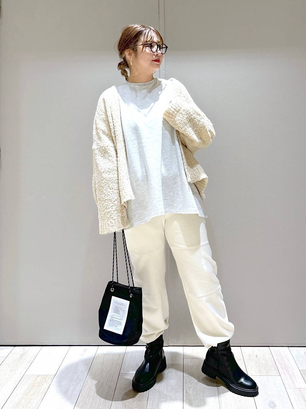 ブラック系のブーツ、ホワイト系のその他パンツを着用したレディースの秋コーディネートの4枚目の写真