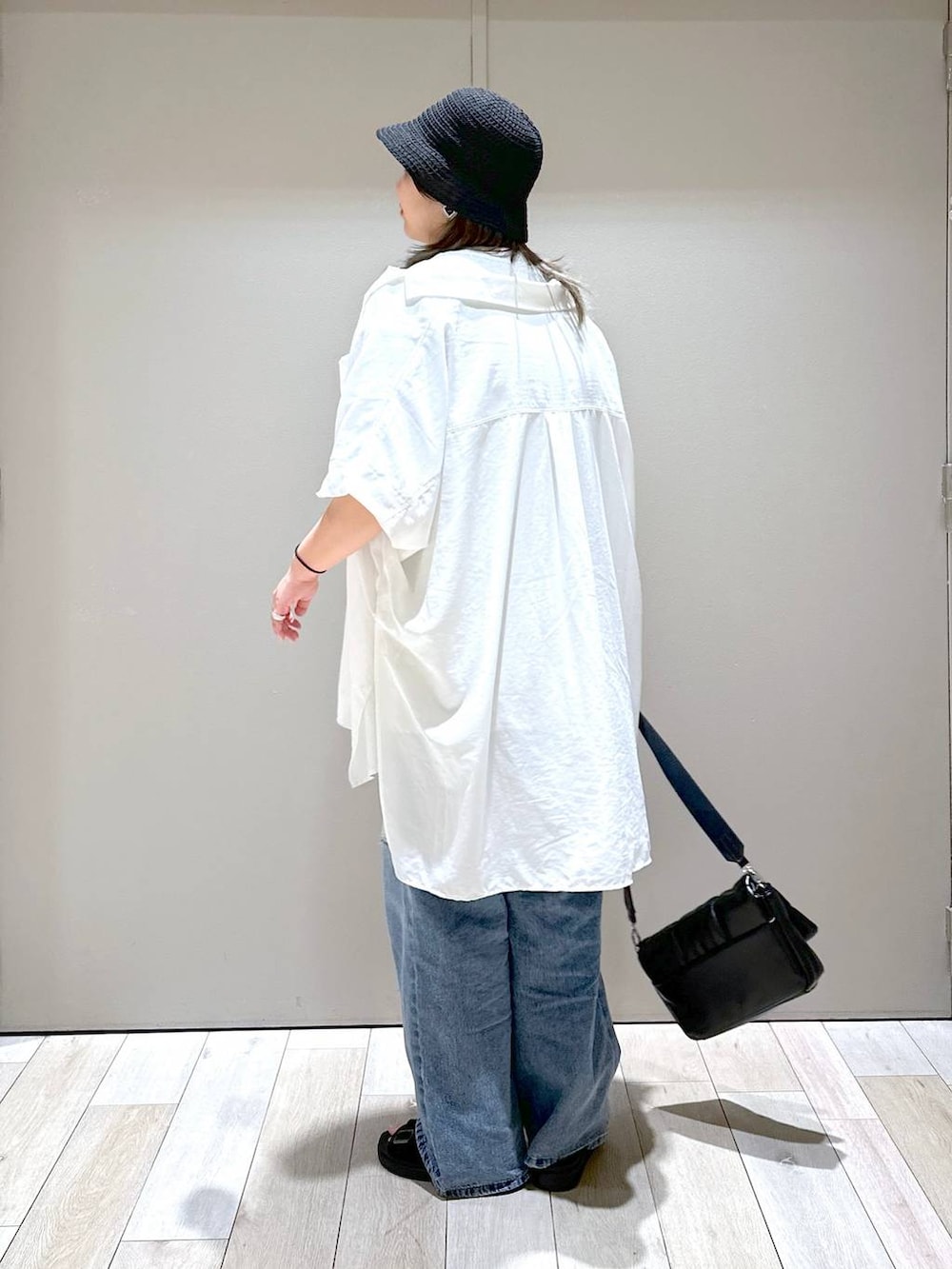 「体型カバー、着痩せ・細見え、高身長、休日コーデ、楽ちんコーデ、きれいめカジュアル_LEPSIM、ベーシック/シンプル、きれいめ、旅行、バッグ、LEPSIM」｜「LEPSIMのパデット2WAYショルダー　103831（ショルダーバッグ、ブラック系）」を使った、たかみなさん（レディース・166cm）の春コーディネートの3枚目の写真