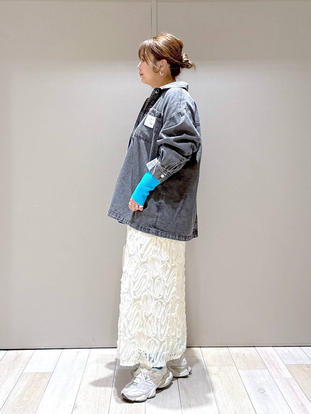 ホワイト系のボストンバッグ、ブラック系のシャツ/ブラウス、ブラック系のニット/セーターを着用したレディースの冬コーディネートの4枚目の写真