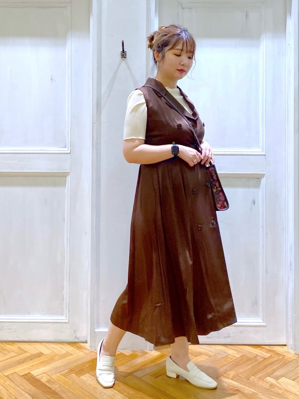 ブラウン系のワンピース、ホワイト系のTシャツ/カットソー、ピンク系のバッグを着用したレディースの夏コーディネートの2枚目の写真