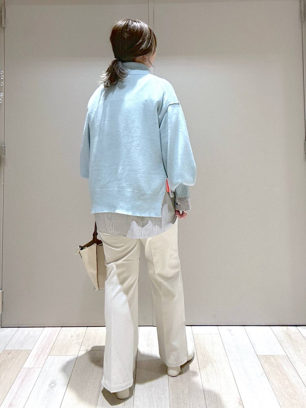 ブルー系のニット/セーター、ホワイト系のその他パンツ、ブラック系のシャツ/ブラウスを着用したレディースの秋コーディネートの4枚目の写真