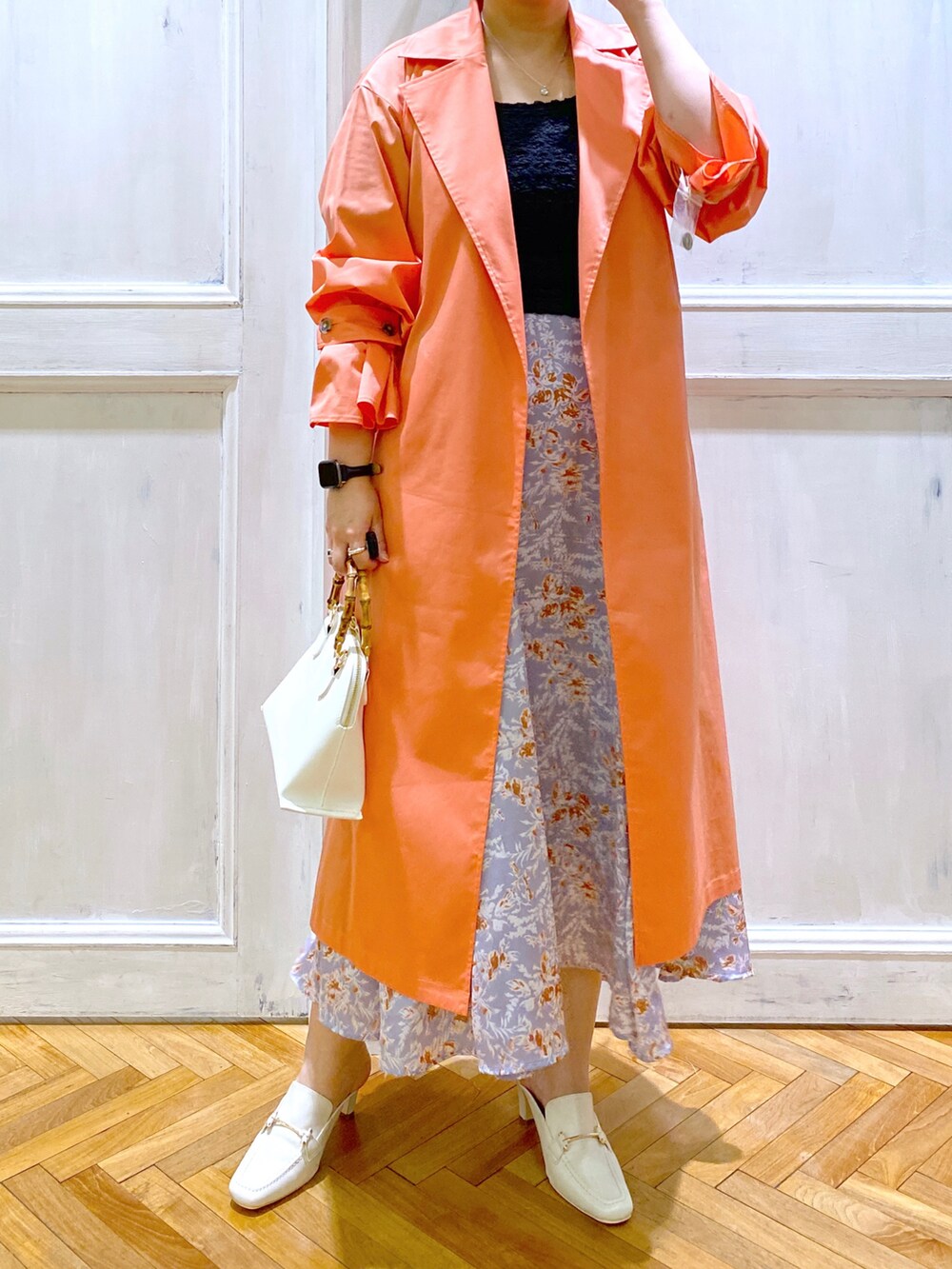 ブラック系のTシャツ/カットソー、ピンク系のジャケット/アウター、パープル系のスカートを着用したレディースの春コーディネートの2枚目の写真