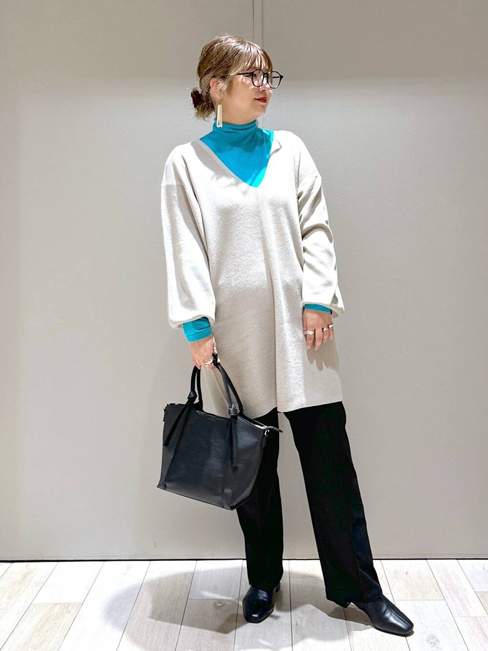 ブラック系のその他パンツ、ベージュ系のチュニック、ブラック系のショルダーバッグを着用したレディースの秋コーディネートの4枚目の写真