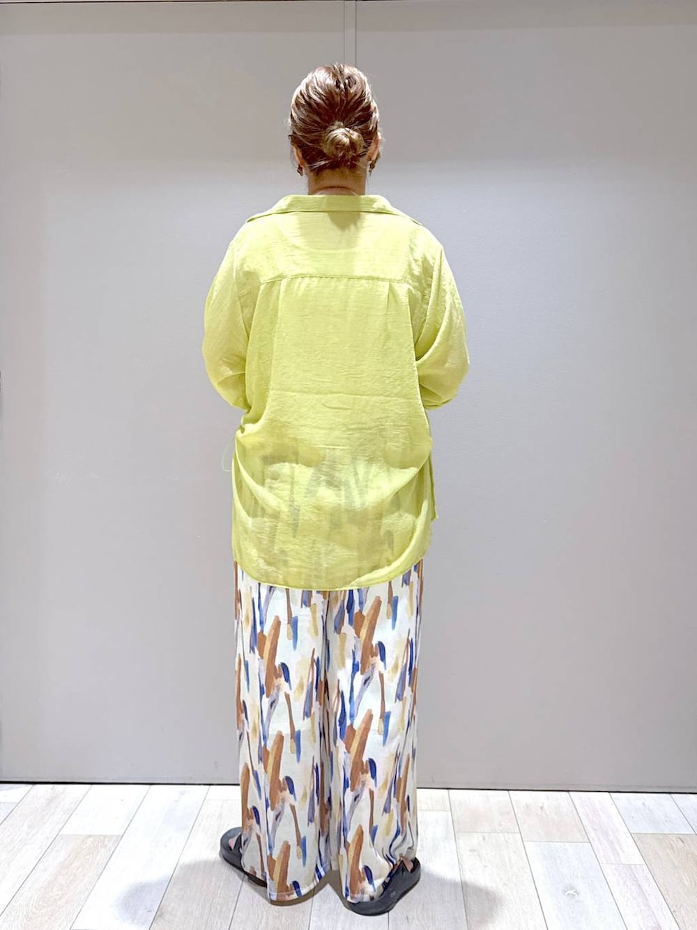イエロー系のシャツ/ブラウス、その他のその他パンツ、ブラック系のショルダーバッグを着用したレディースの夏コーディネートの3枚目の写真