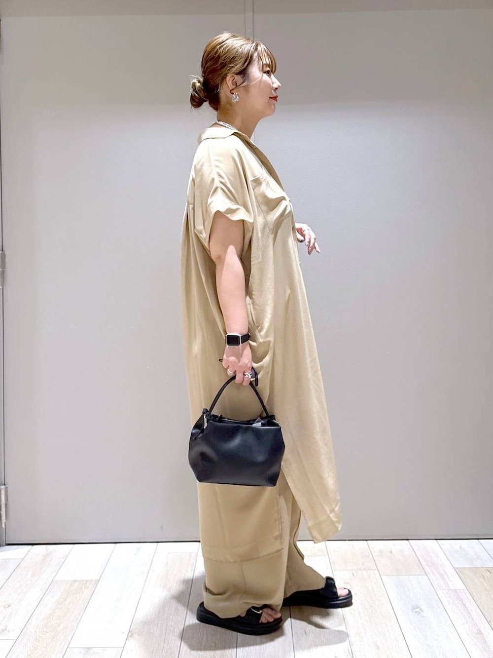 ベージュ系のその他パンツ、ベージュ系のワンピース、ブラック系のサンダルを着用したレディースの春コーディネートの2枚目の写真