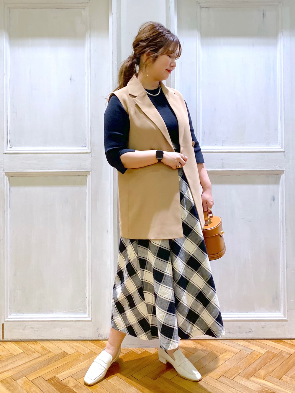 「はじめましてコーデ、ロングワンピース、ローファー、ロングジレ、ベスト、テーラードベスト、バニティバッグ、チェック柄、チェック、ニットワンピース、ワンピース、お花見、休日スタイル、andemiu」|「Andemiuのステッチバニティバッグ274306(ショルダーバッグ、ブラウン系)」を使った、たかみなさん(レディース・166cm)の春コーディネートの4枚目の写真