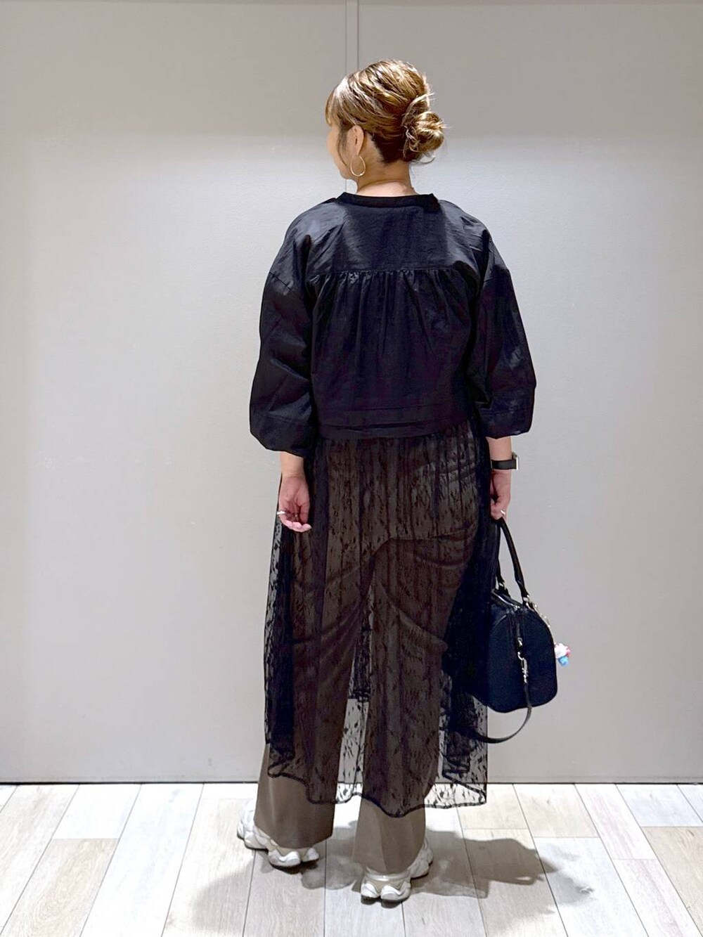 ブラック系のボストンバッグ、ブラック系のマタニティウェア/グッズを着用したレディースの秋コーディネートの3枚目の写真