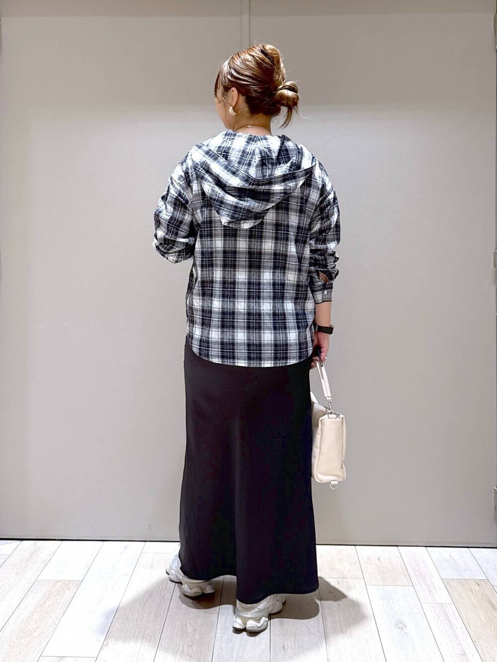 ブラック系のスカート、ブラック系のシャツ/ブラウスを着用したレディースの春コーディネートの3枚目の写真