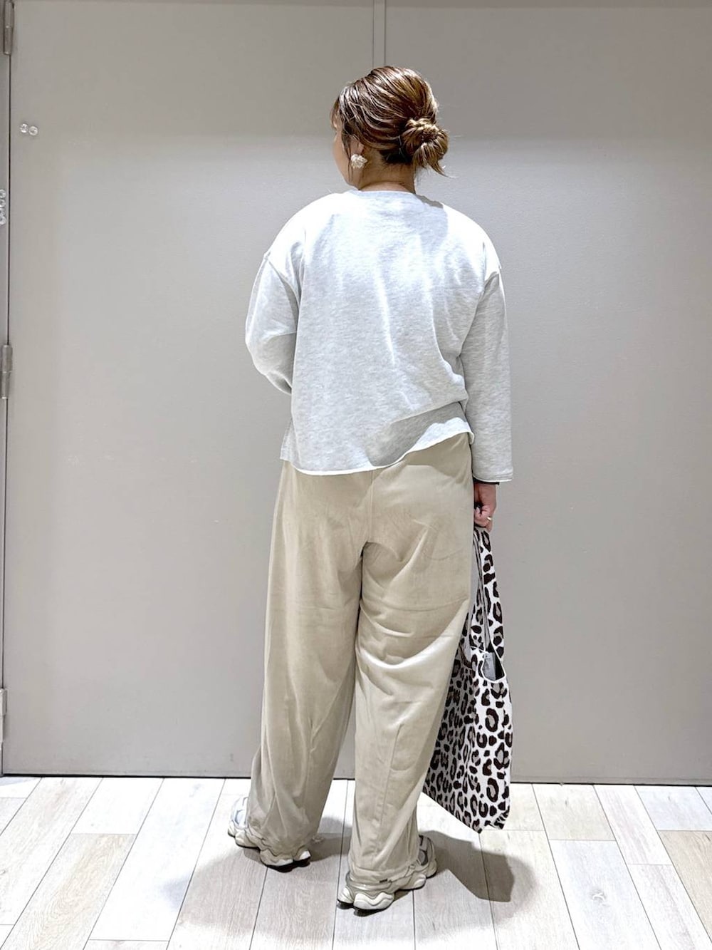 ベージュ系のその他パンツ、その他のトートバッグ、グレー系のスウェットを着用したレディースの秋コーディネートの3枚目の写真